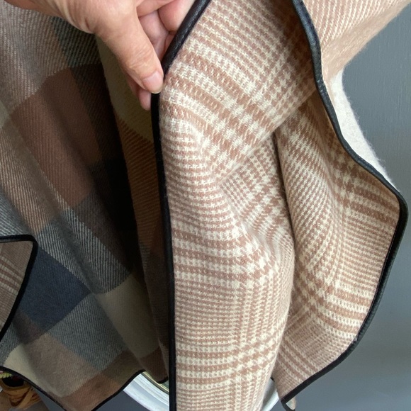 Liz Claiborne poncho EUC worn once reversible - Picture 5 of 5